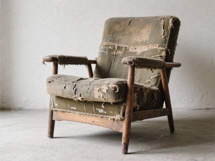 Gammel, slidt lænestol før restaurering